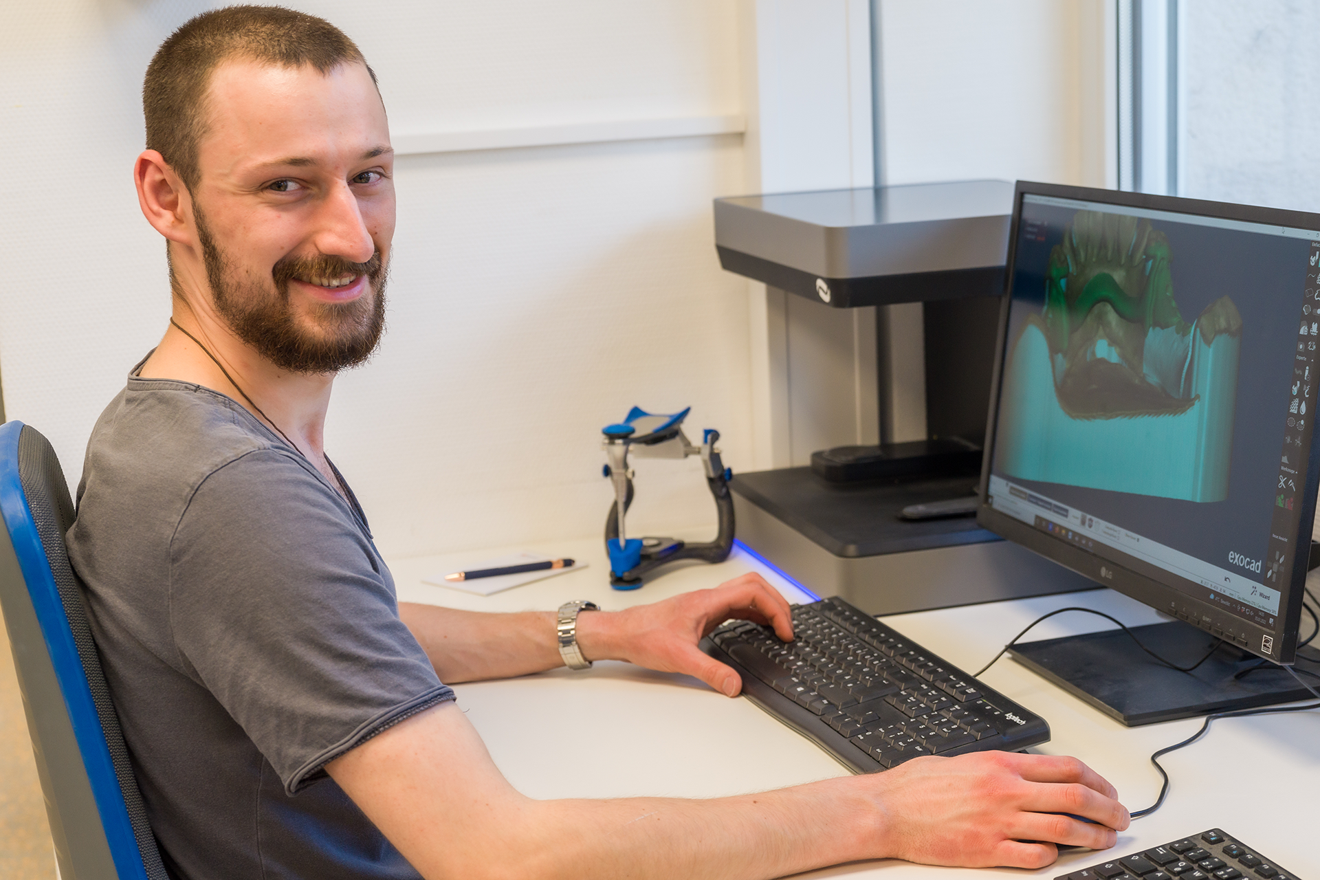 Mitarbeiter bei Intraoral Scanner